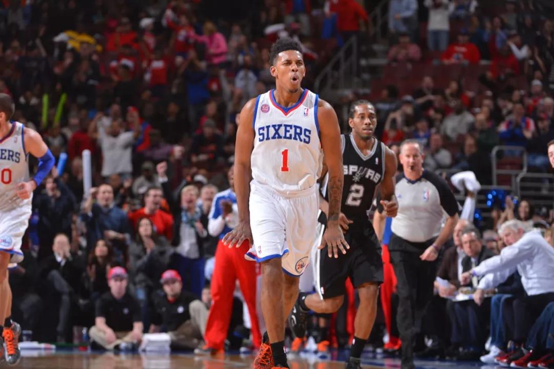 太阳报：麦克托米奈领意甲最佳球员奖，被女友透视着装抢风头（太阳报：麦克托米奈加冕意甲最佳，女友透视穿搭抢尽风头）