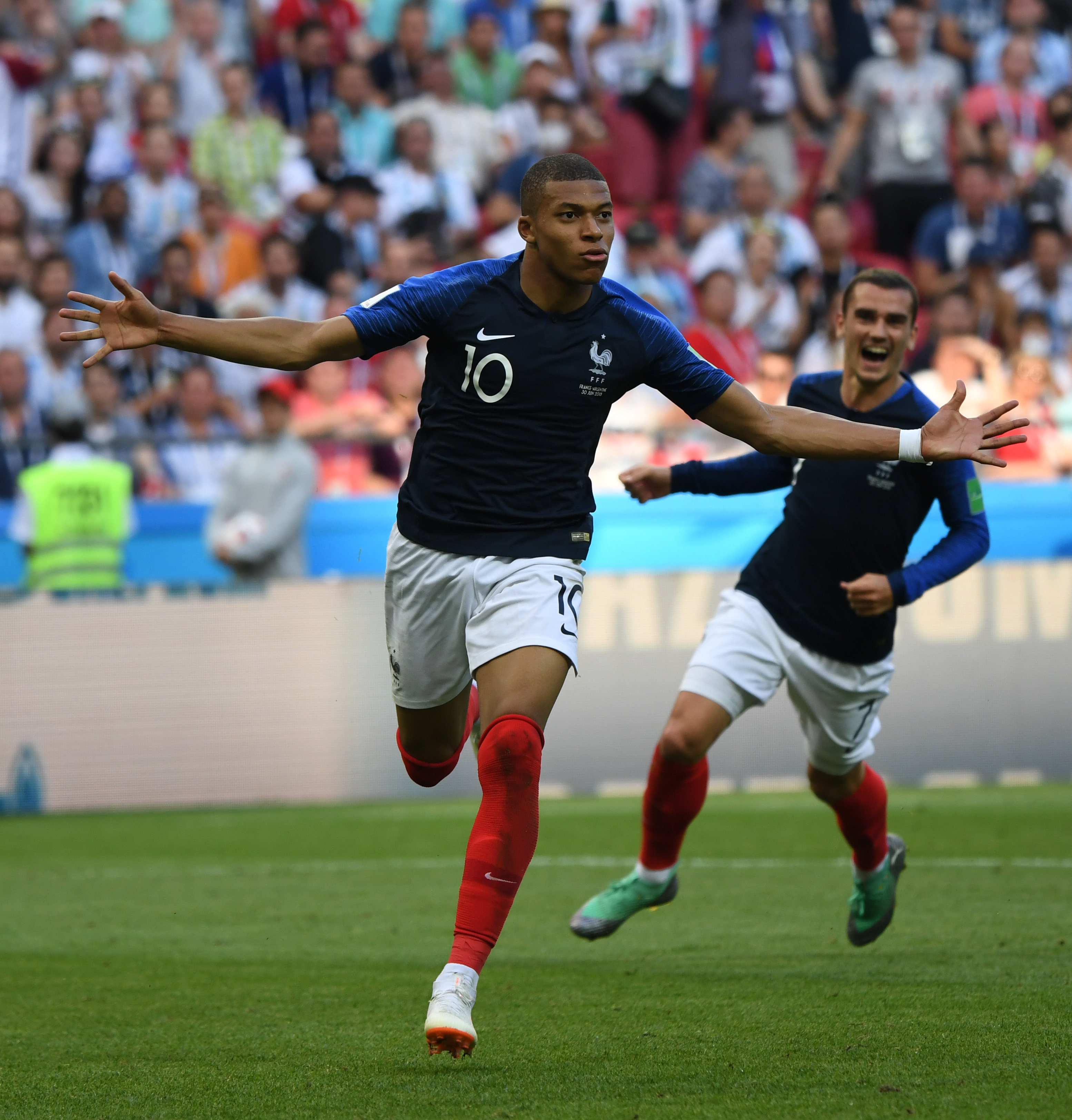 太阳vs湖人前瞻：里夫斯缺席，湖人客场复仇不易（太阳迎战湖人前瞻：里夫斯缺阵，湖人客场复仇艰难）