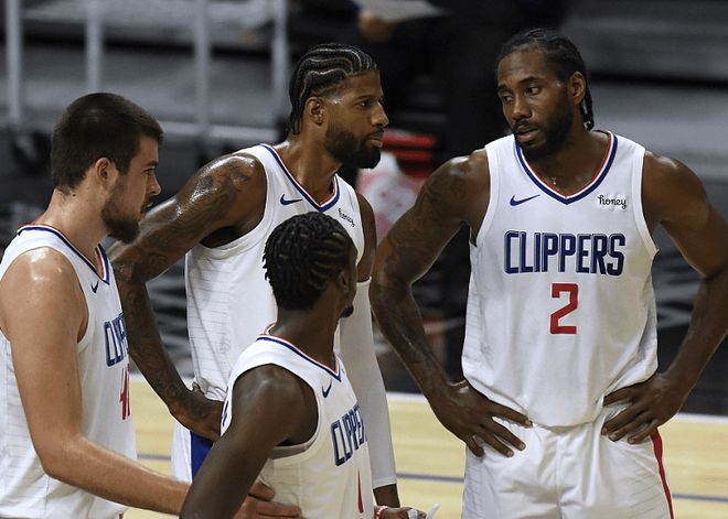 风卷残云！麦科勒姆加速过人 对抗防守强攻打2+1后秀肌肉（狂飙突进！麦科勒姆极速过人硬扛防守打成2+1后霸气秀肌肉）