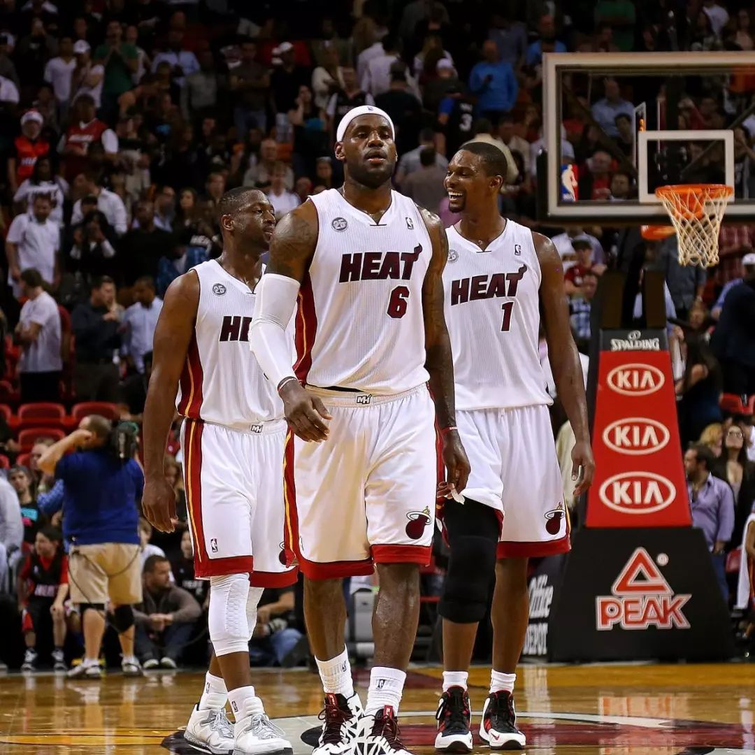 马尔卡宁持续得分表演，半场17分扛起进攻大旗（马尔卡宁手感火热，半场17分领衔进攻）