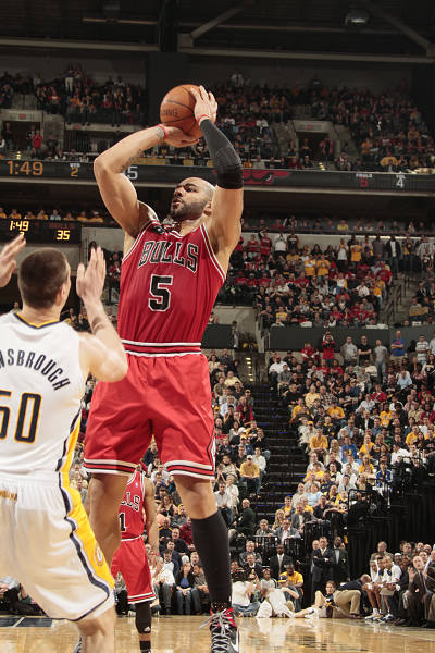 反对者抨击拉波尔塔：诺坎普还没完工，你们到底在庆祝什么？（反对派质问拉波尔塔：诺坎普尚未竣工，你们在庆祝什么？）