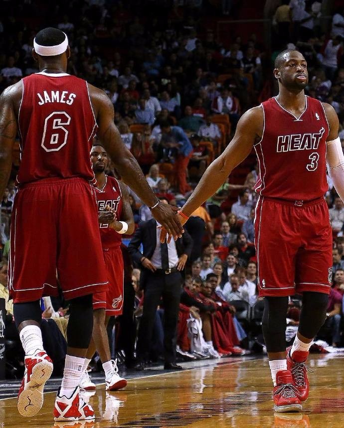 莱万西甲生涯进74球，同期单一联赛进球数仅次于哈兰德和凯恩（莱万西甲生涯斩获74球，同期单联赛进球仅逊哈兰德、凯恩）