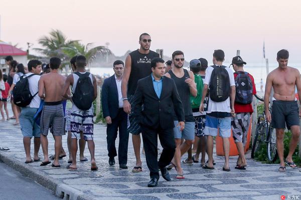 欧冠本周最佳阵容：马杜埃凯、孔德、格林伍德、卡尔在列（欧冠周最佳阵容揭晓：马杜埃凯、孔德、格林伍德、卡尔上榜）