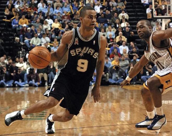 波波维奇&邓肯一同在包厢里观看马刺vs雷霆的比赛 老爷子略显憔悴（波波维奇与邓肯包厢同观马刺VS雷霆，老帅神情略显憔悴）