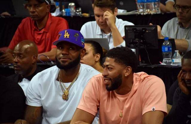 莲湖区机场小学：飞翔少年勇拼搏 绿茵场上展风采（莲湖区机场小学：逐梦少年勇争先 绿茵赛场绽风华）