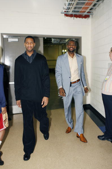 库教练上线！库里30秒手把手投篮教学 吧友们学会了吗？（库里化身教练，30秒手把手传授投篮技巧，吧友们学会了吗？）