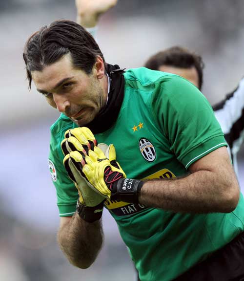 爱德华兹半场15分3助攻，森林狼命中9记三分仍落后10分（爱德华兹半场15+3，森林狼投进9记三分仍以10分落后）