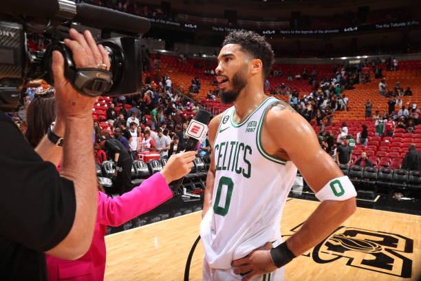 美媒：湖人本赛季仅用27场就已尝试了16套不同的首发阵容（美媒：湖人本季27场已启用16套不同首发阵容）