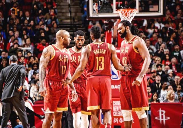 关键球打成后教练激动怒吼（关键球命中，主帅激动怒吼）