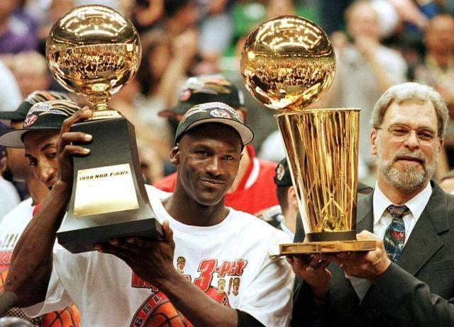 不手软！浓眉受伤下场后，弗拉格单节10分带队追分（强势回应！浓眉伤退，弗拉格单节轰下10分率队追分）