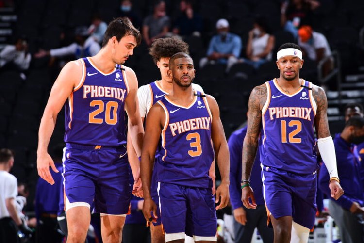 用冠军告别！雷速海报：布斯克茨&阿尔巴完成最后一舞，正式退役（以冠军谢幕！雷速海报：布斯克茨与阿尔巴上演最后一舞，正式挂靴）