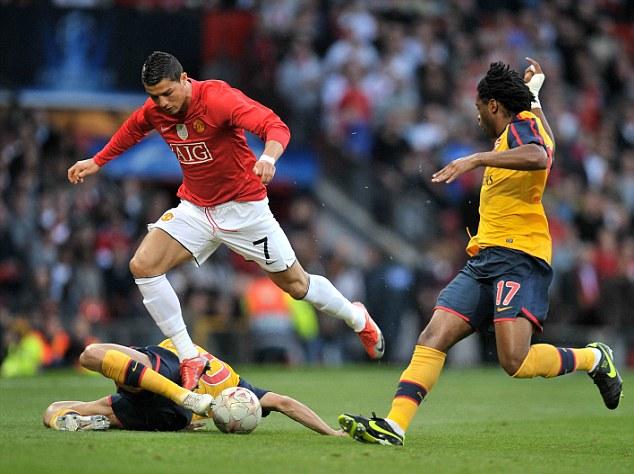 京媒：沈梓捷脚踝裹着厚厚的冰袋已被送往医院​就诊（京媒：沈梓捷脚踝缠厚冰袋，已送医就诊）