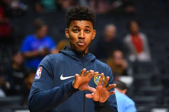 媒体人：亚泰其他工作人员好久没发薪了，坚持岗位是为爱发电（媒体人称亚泰多名工作人员长期未发薪，仍凭热爱坚守岗位）