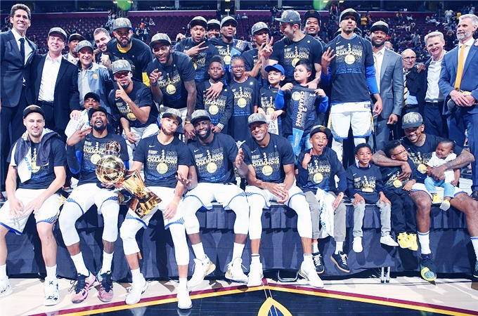 康利：看到年轻人逐渐成熟成长为领袖扛起球队责任 我真的很欣慰（康利：看着年轻球员逐步成熟为领袖并承担球队重任，我由衷欣慰）