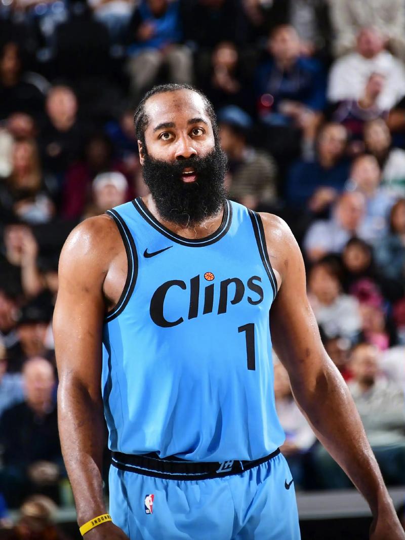 中足联俱乐部财务约定：若签阴阳合同俱乐部将降级，球员禁赛两年（中足联财务新规：俱乐部若涉阴阳合同将被降级，相关球员禁赛两年）