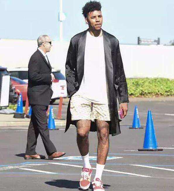 英格拉姆高效三分7中5贡献28分5板5助，猛龙终结4连败（英格拉姆外线火力全开三分7投5中轰28分5板5助，猛龙止住四连败）