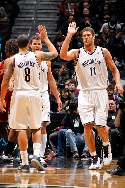 篮球湖人主帅公开力挺球队核心：不可动摇（湖人主帅公开声援核心球员：地位不可撼动）