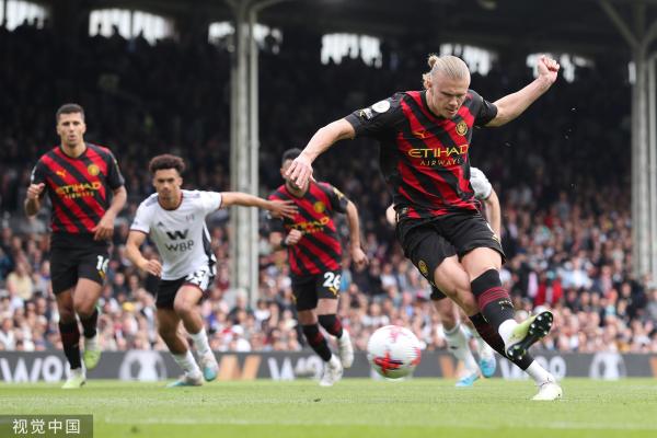 镜报：安菲尔德球迷因现场警报响起被暂时疏散，现已重新进场（镜报：警报触发安菲尔德球迷短暂撤离，现已恢复入场）