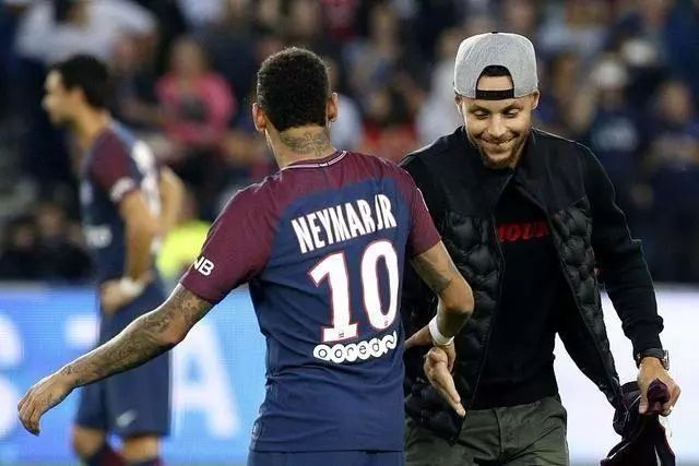 鹈鹕轰出一波4连胜拿到赛季第7胜，将快船暂时挤到西部垫底（鹈鹕强势四连胜斩获赛季第7胜，快船暂时垫底西部）